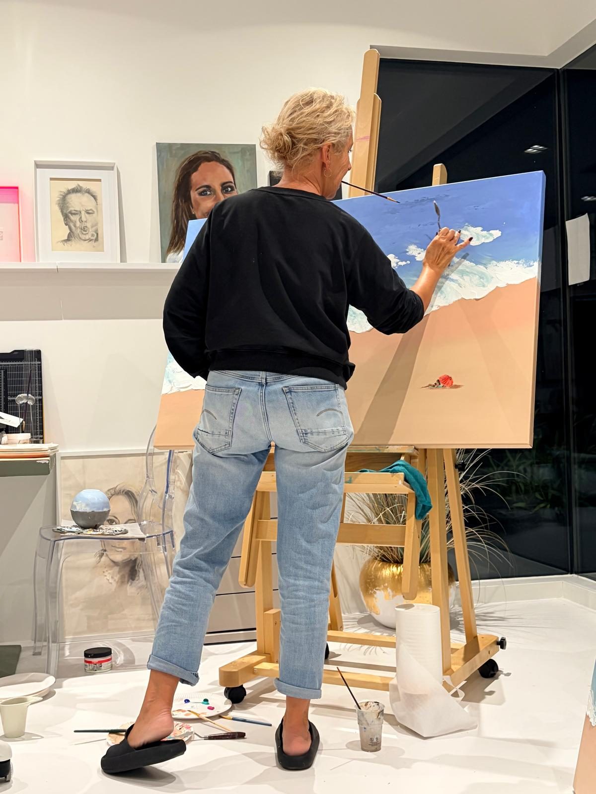 Janny schildert aan een strandgezicht in haar atelier in Opeinde